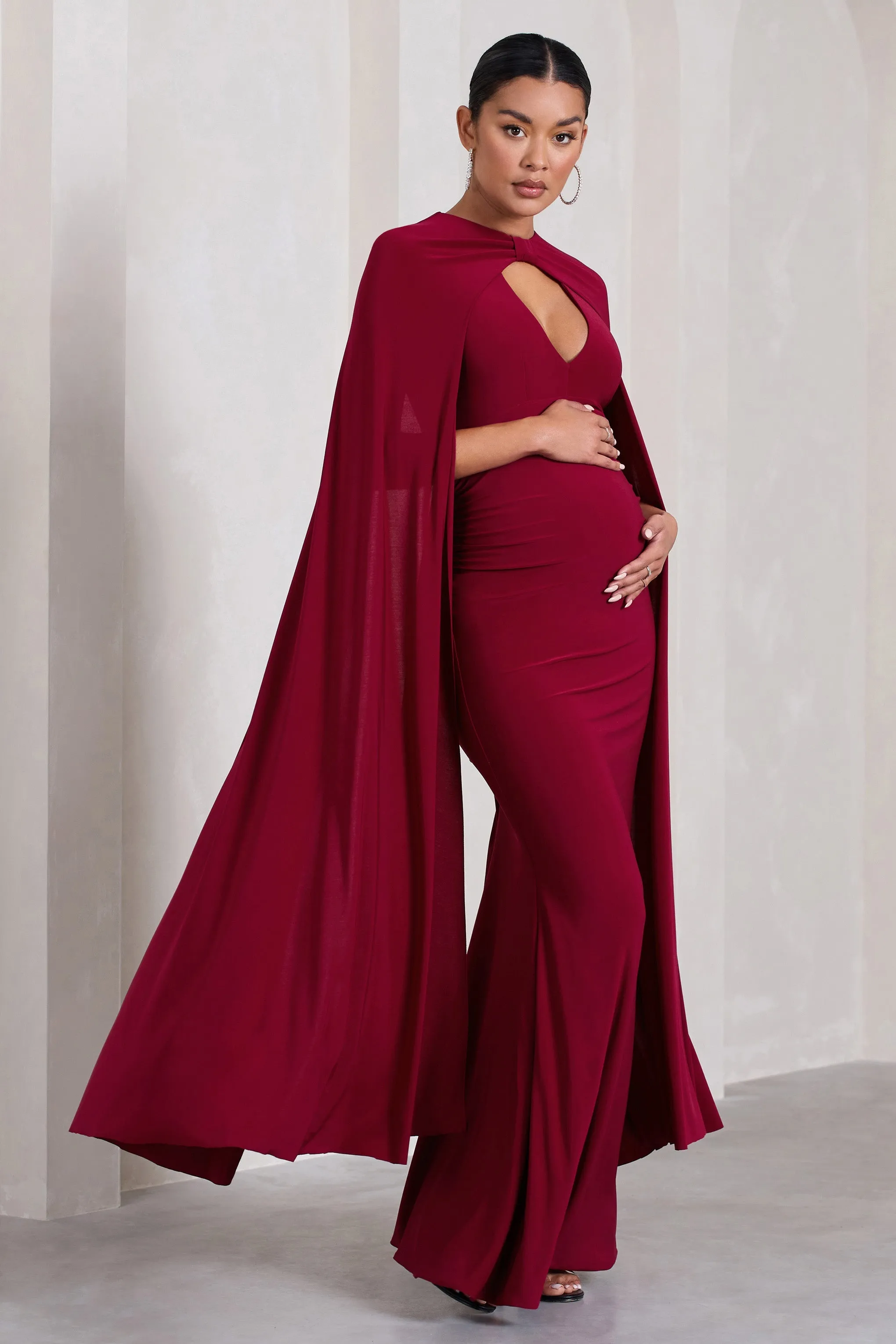 Standing Ovation | Robe longue rouge cerise de maternité à décolleté plongeant et manches cape