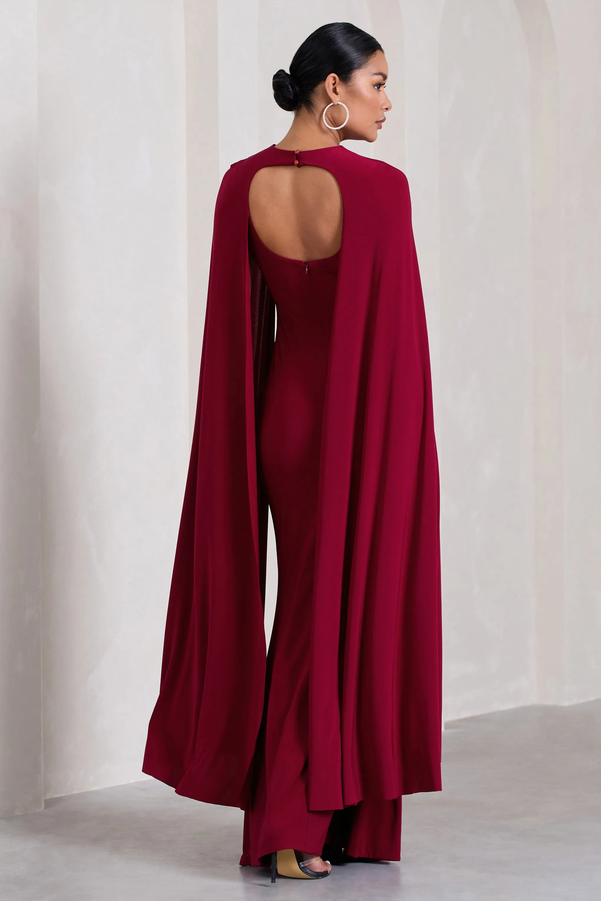 Standing Ovation | Robe longue rouge cerise de maternité à décolleté plongeant et manches cape