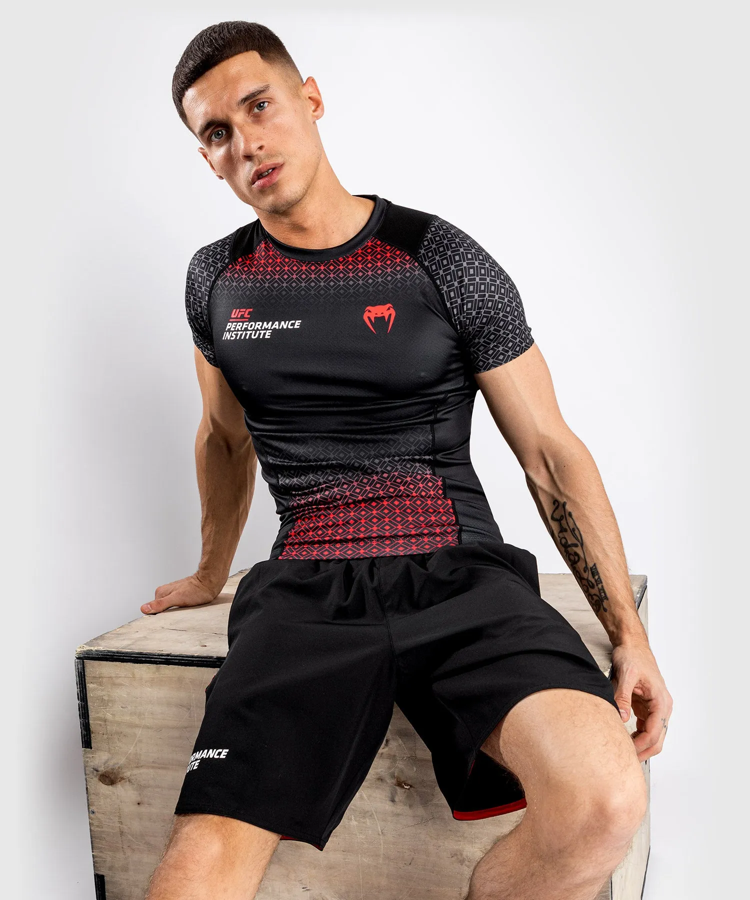 UFC Venum Performance Institute Rashguard - Short Sleeves - Black/Red